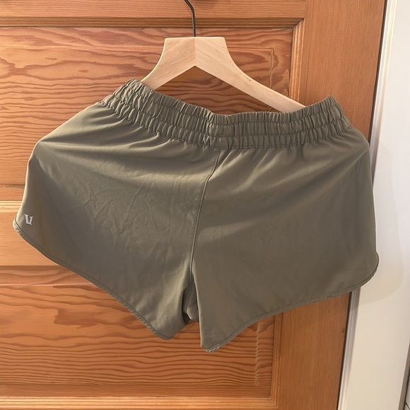 Vuori shorts in sage green in size small - Picture 2 of 3